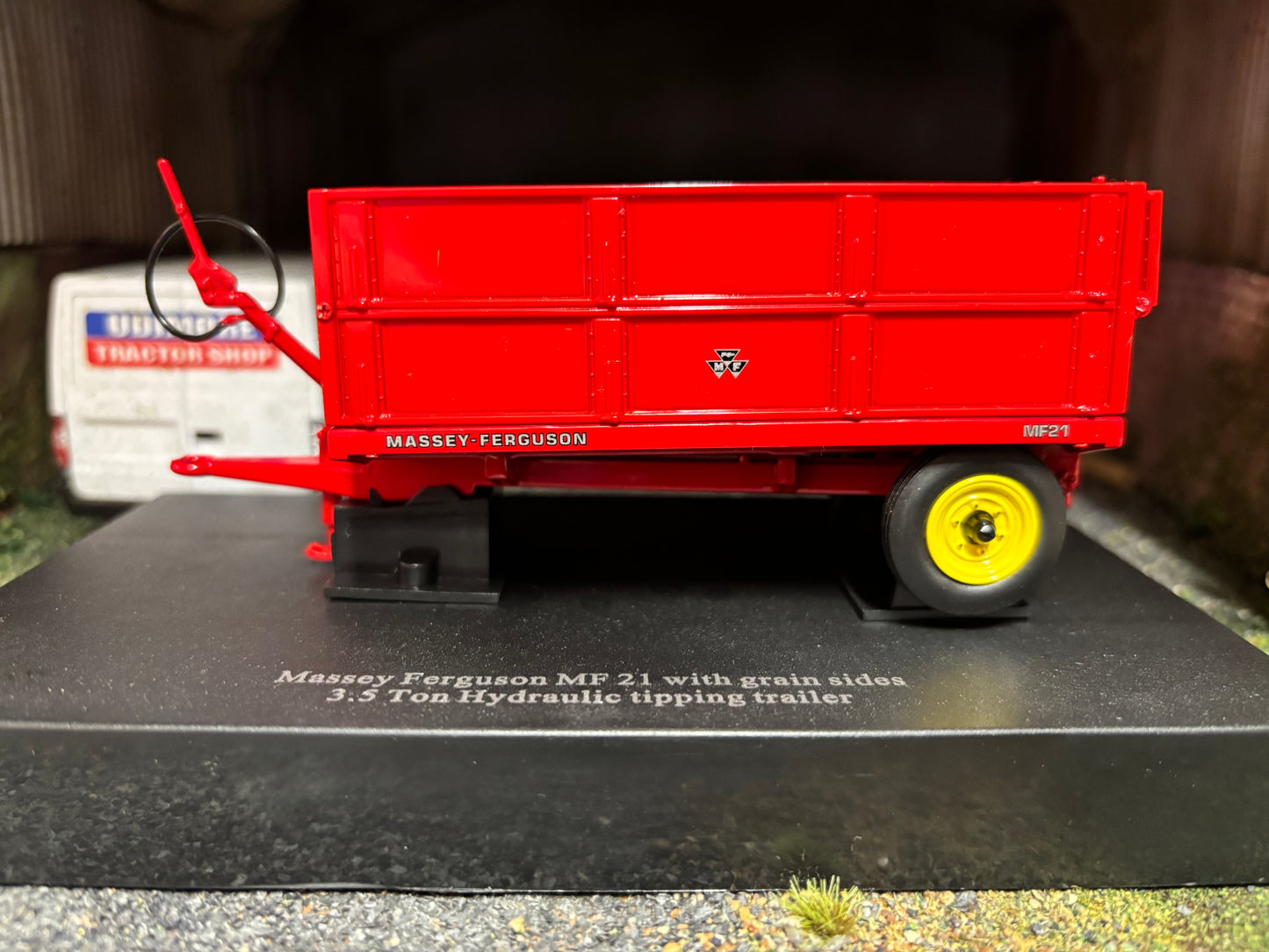 6242 Universal Hobbies Massey Ferguson Grain trailer MF21 Trailer 1:32 scale DEALER box