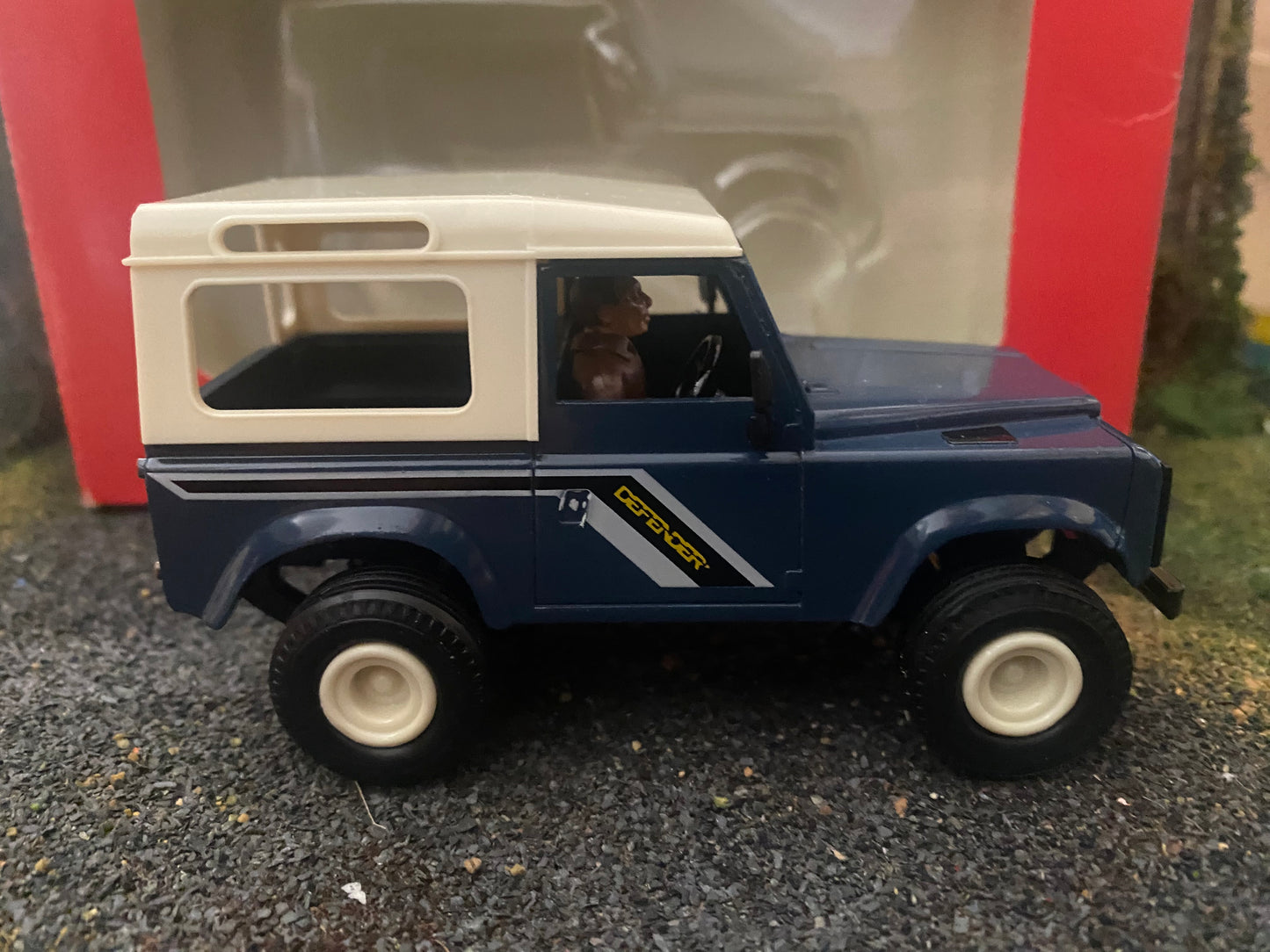 Britains Land rover Defender 1:32 scale  obsolete 9507