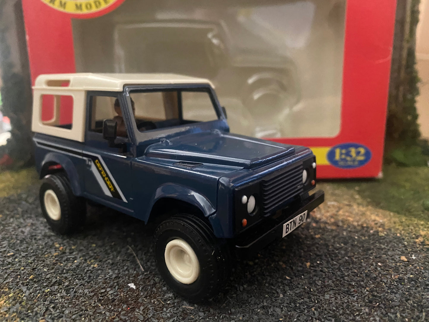 Britains Land rover Defender 1:32 scale  obsolete 9507