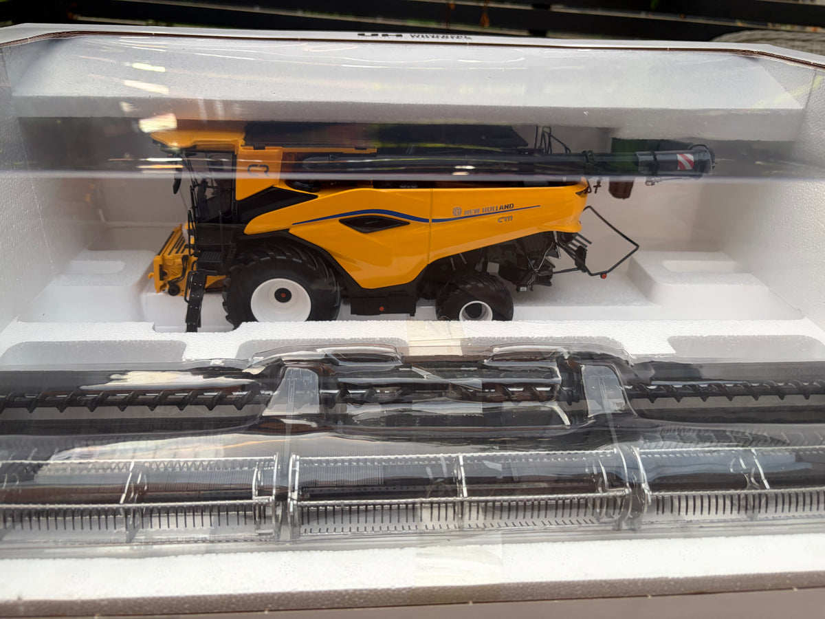 NEW HOLLAND CR11 Combine Harvester 1:32 scale Universal Hobbies UH7237