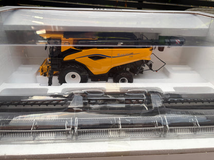 NEW HOLLAND CR11 Combine Harvester 1:32 scale Universal Hobbies UH7237