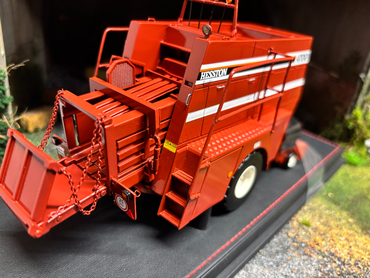 Fiatagri 4700 Heeston Baler Limited Edition 1:32 scale VKA Models