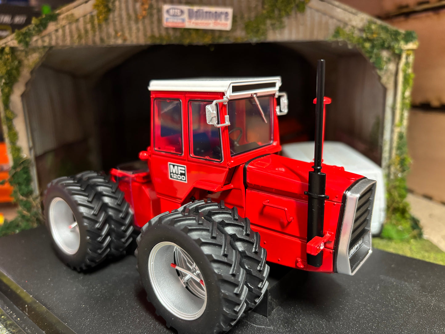 Limited Edition Universal Hobbies Massey Ferguson 1200 Tractor DUALS BOXED 1:32 scale UH6700