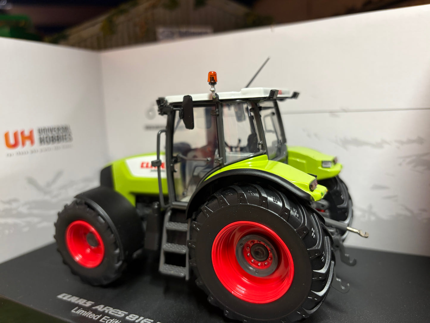 Universal Hobbies CLAAS Ares 816 RZ Tractor UH6661 New Boxed 1:32 Scale vintage obsolete