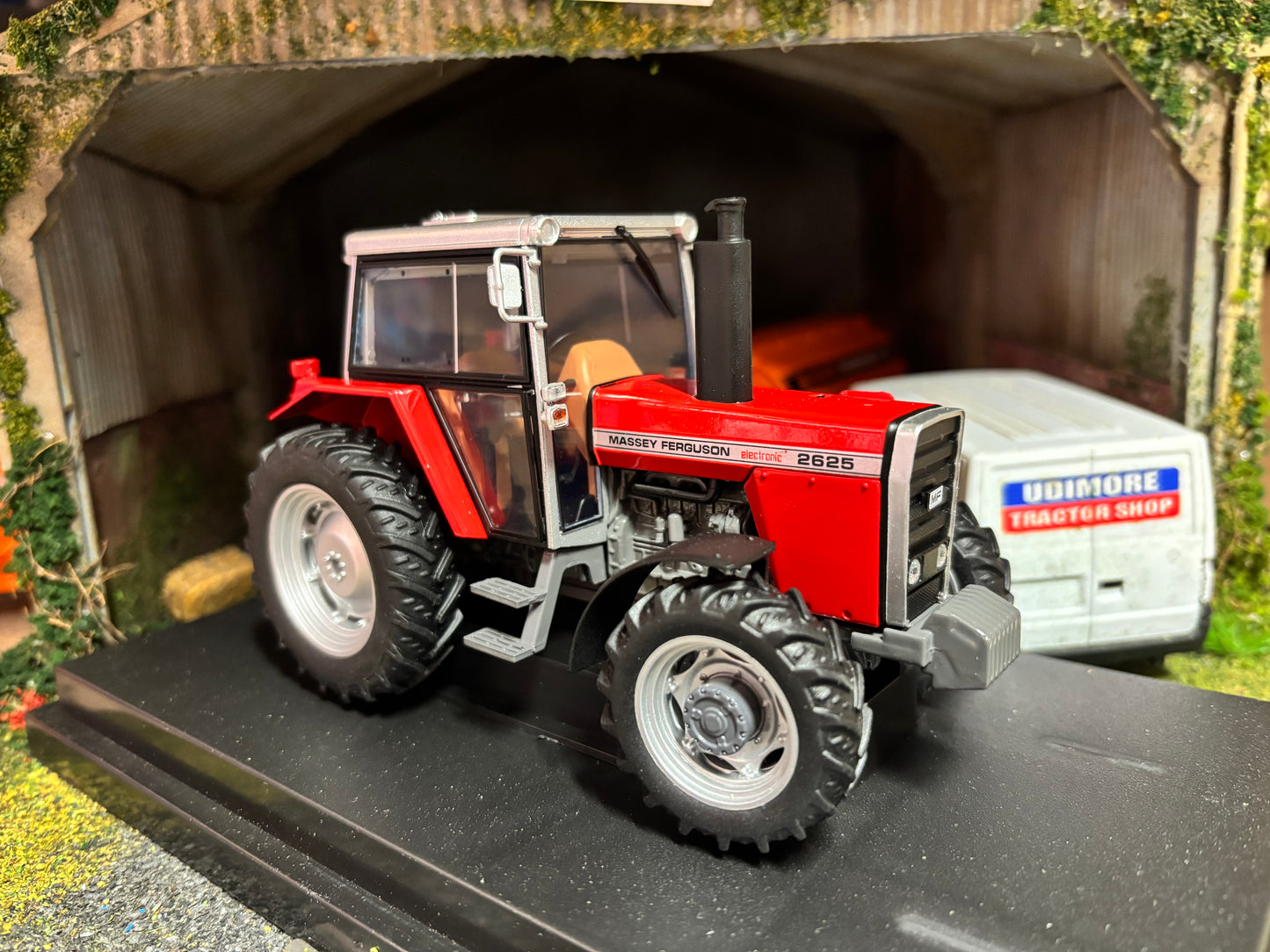6350 Universal Hobbies Massey Ferguson 2625 tractor BOXED 1:32 scale