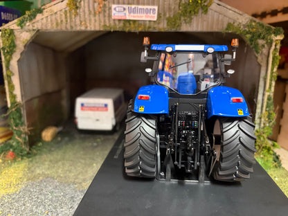 New Holland T7070 Tractor 1:32 scale Boxed ROS