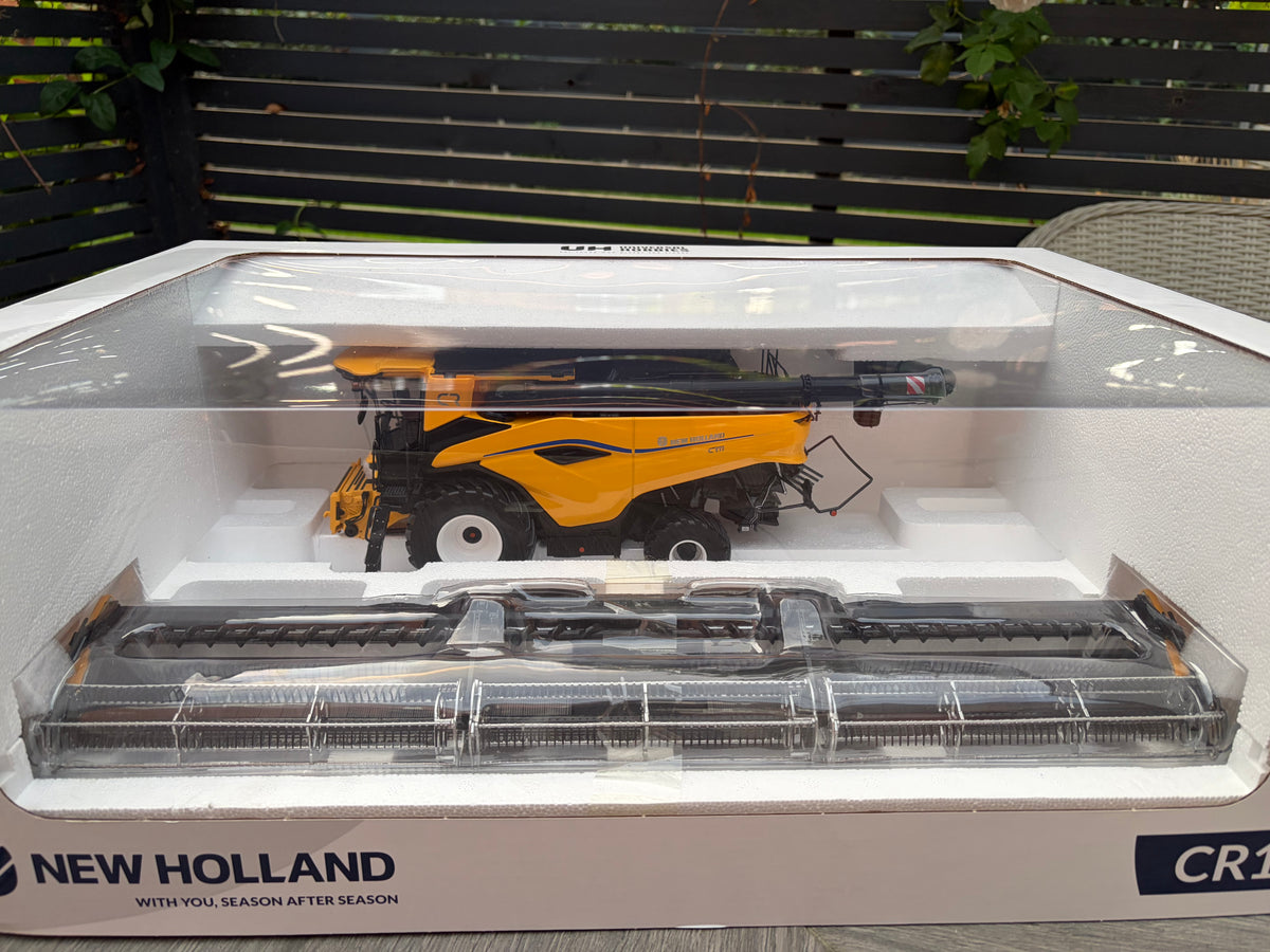 NEW HOLLAND CR11 Combine Harvester 1:32 scale Universal Hobbies UH7237