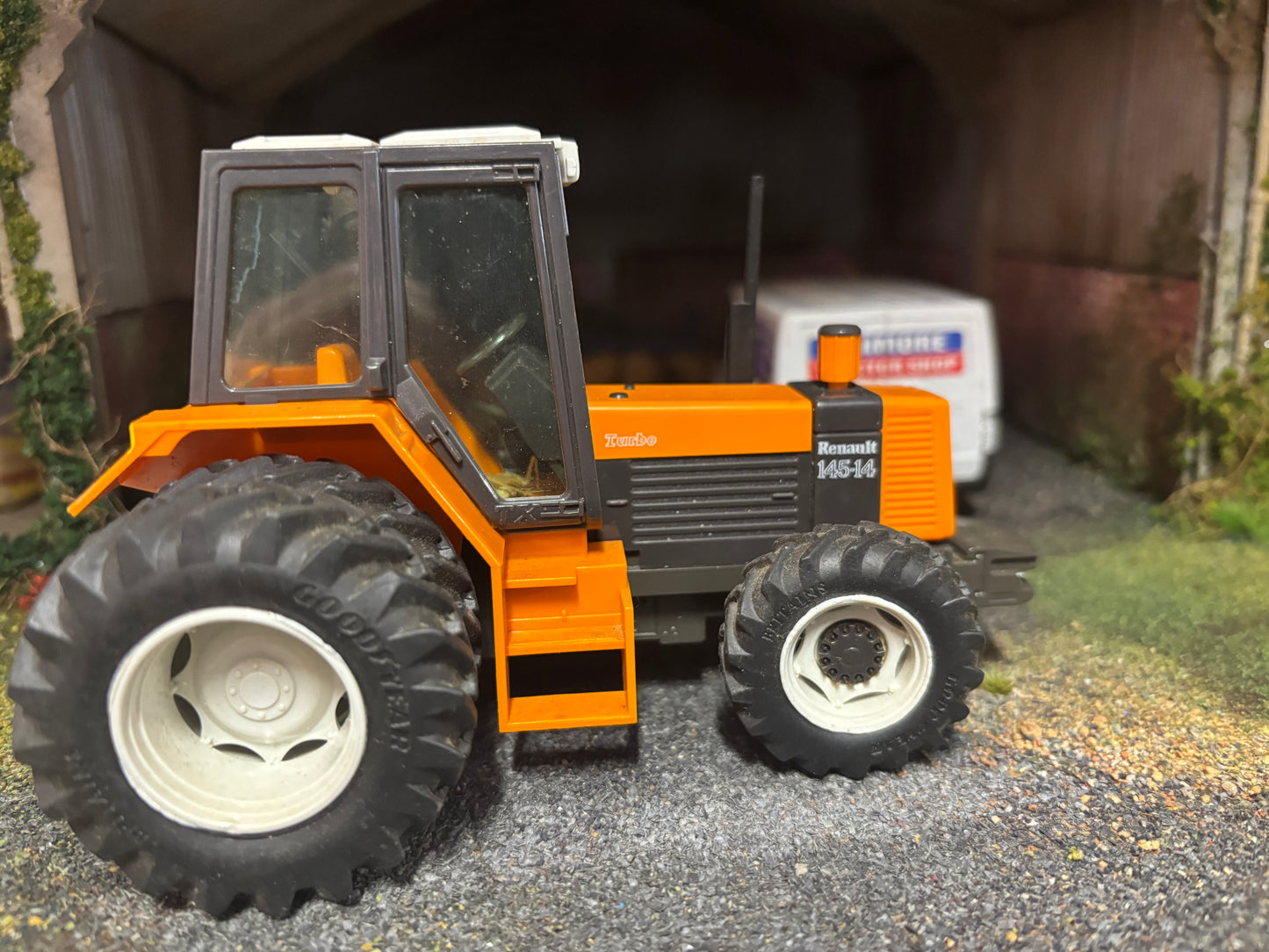 VINTAGE Britains Renault 145-14 rear duals Tractor 1:32 scale obsolete