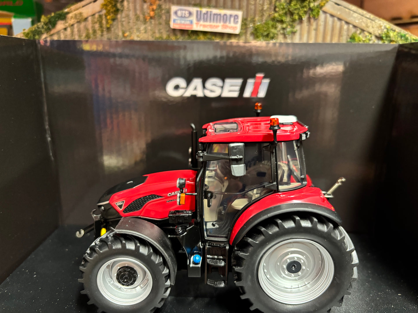 Universal Hobbies CASE IH Farmall 120C Tractor BOXED 1:32 scale UH6852