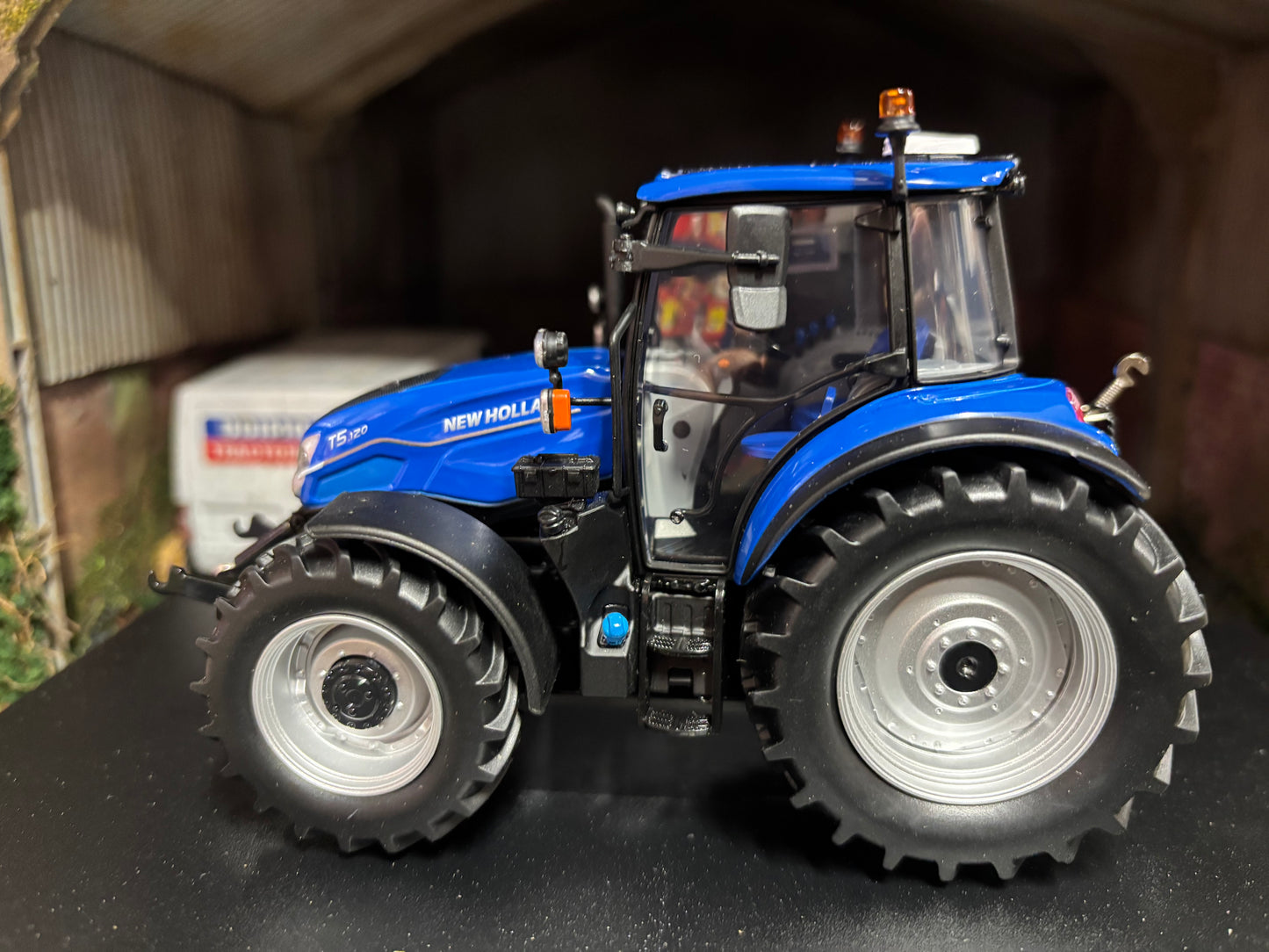 Universal Hobbies New Holland T5.120 dual command Tractor Silver wheels BOXED 1:32 scale UH7202
