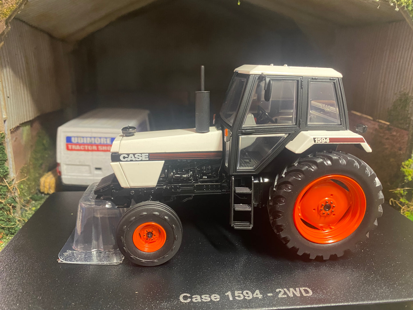 Universal Hobbies CASE International 1594 2wd Tractor BOXED 1:32 scale UH5361