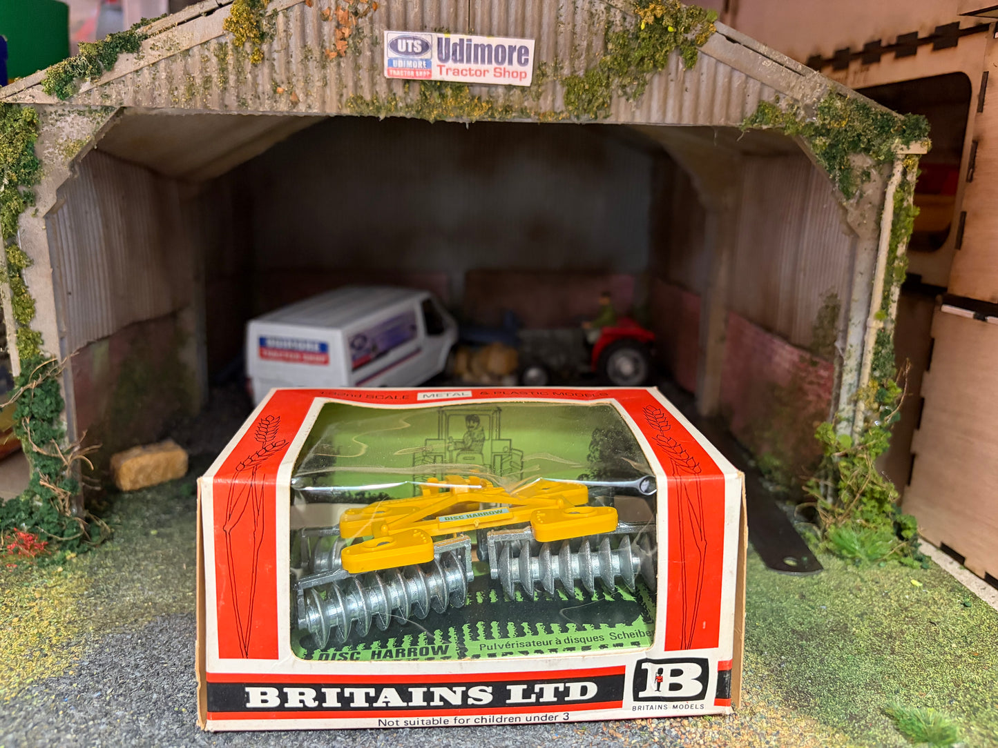 9553 Britains VINTAGE Disc harrow straw box 1:32 scale BOXED  Obsolete MIB