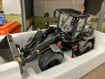 BLACK Volvo L60H Shovel Wheel Loader Charger 1:32 scale AT Collections Limited Edition Image