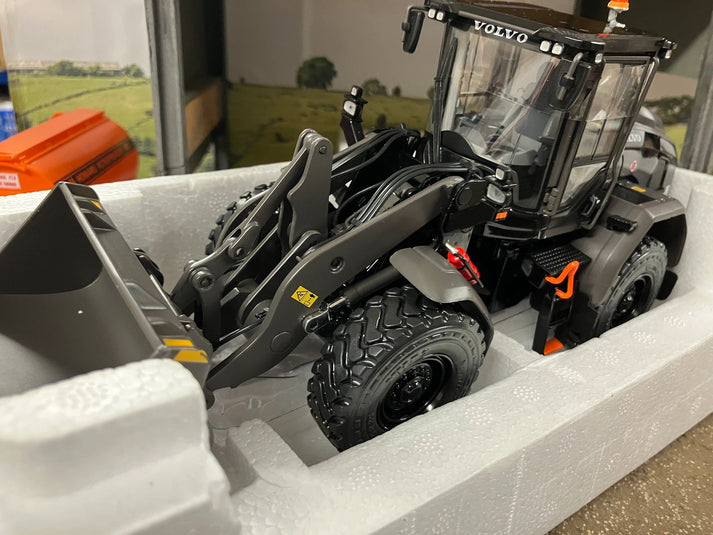 BLACK Volvo L60H Shovel Wheel Loader Charger 1:32 scale AT Collections ...