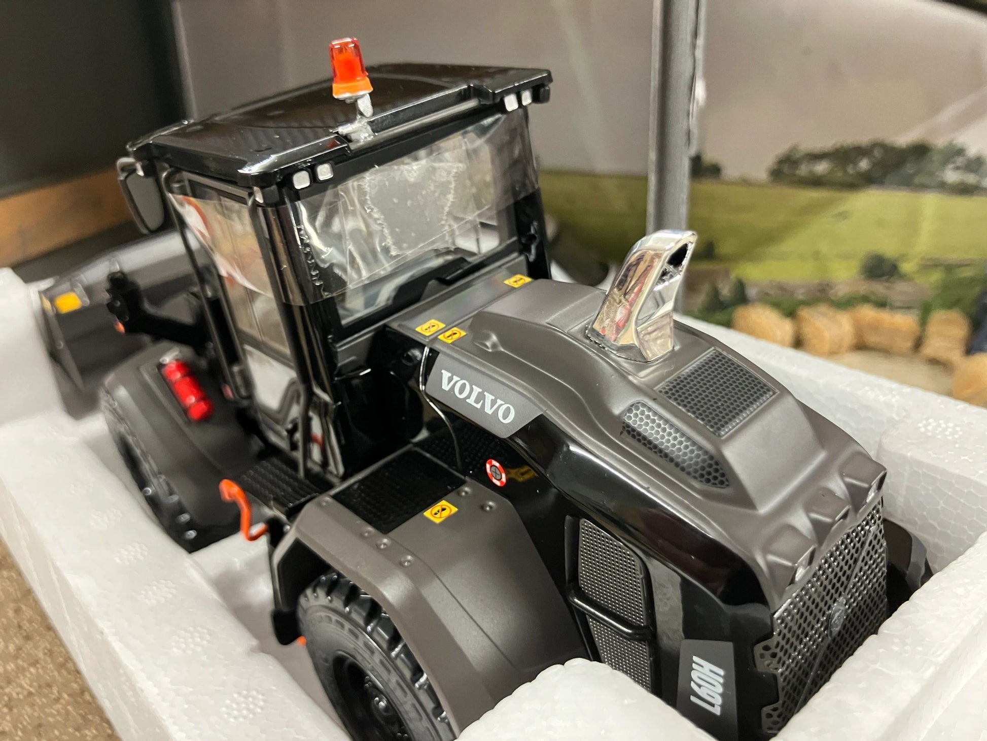 BLACK Volvo L60H Shovel Wheel Loader Charger 1:32 scale AT Collections Limited Edition Image 4