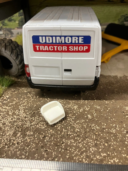 Britains White Tractor Driver Seat Massey Ferguson 135 1:32 scale Image