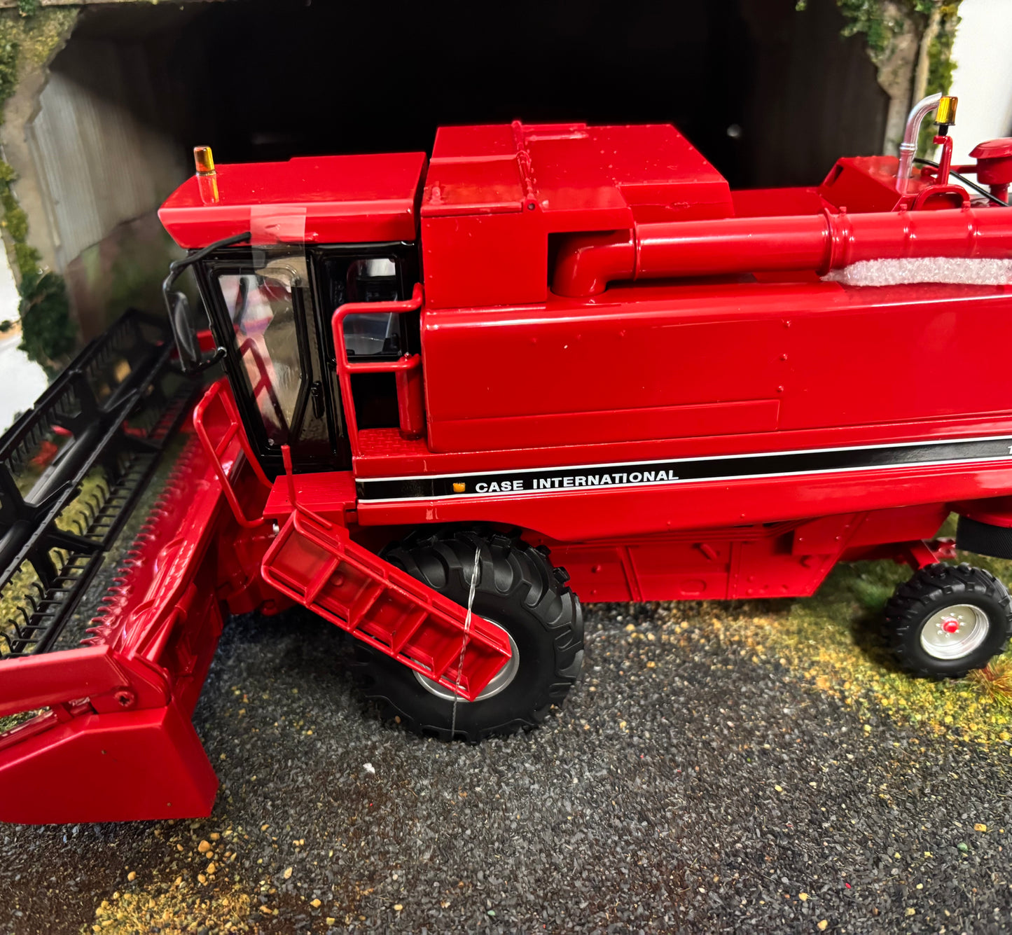 REP113 Replicagri International Axial Flow 1640 Combine Harvester Stunning in 1:32 scale