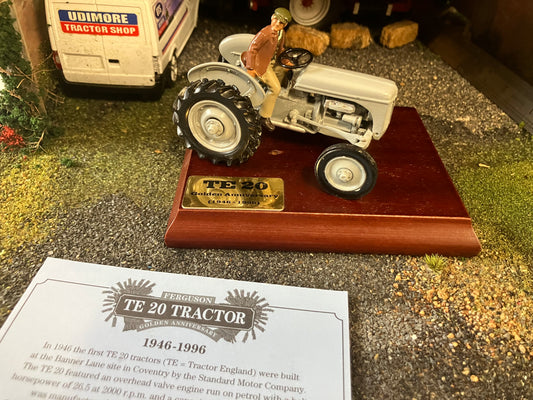 8711 Vintage Britains Ferguson TE20 50 year anniversary Tractor set  1:32 scale