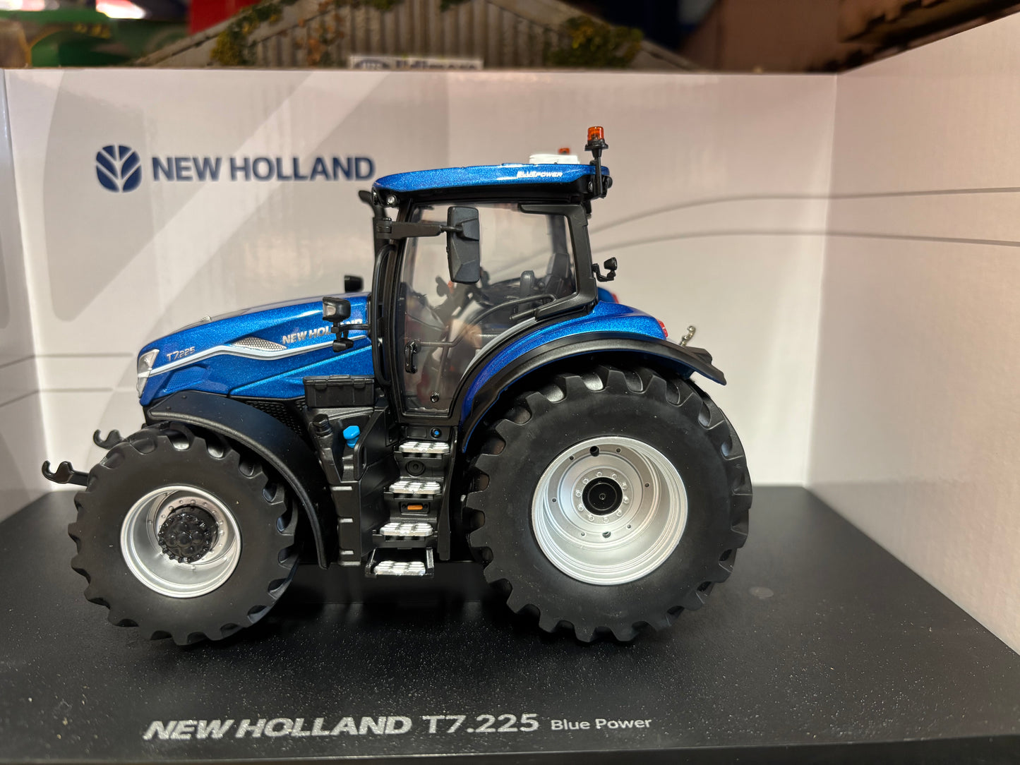 Universal Hobbies New Holland T7.225 BLUE POWER Tractor BOXED 1:32 scale UH7201