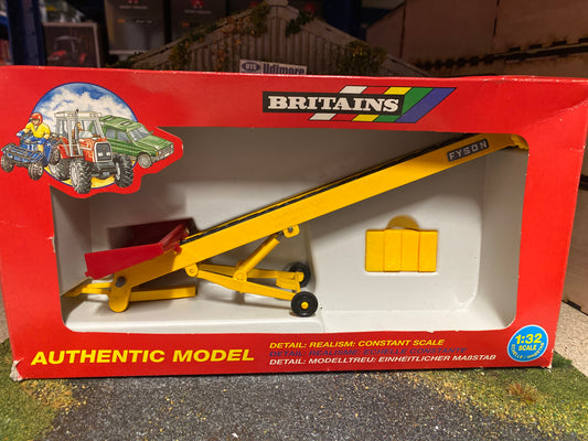 9587 Vintage Britains Fyson Elevator and bales 1:32 scale obsolete