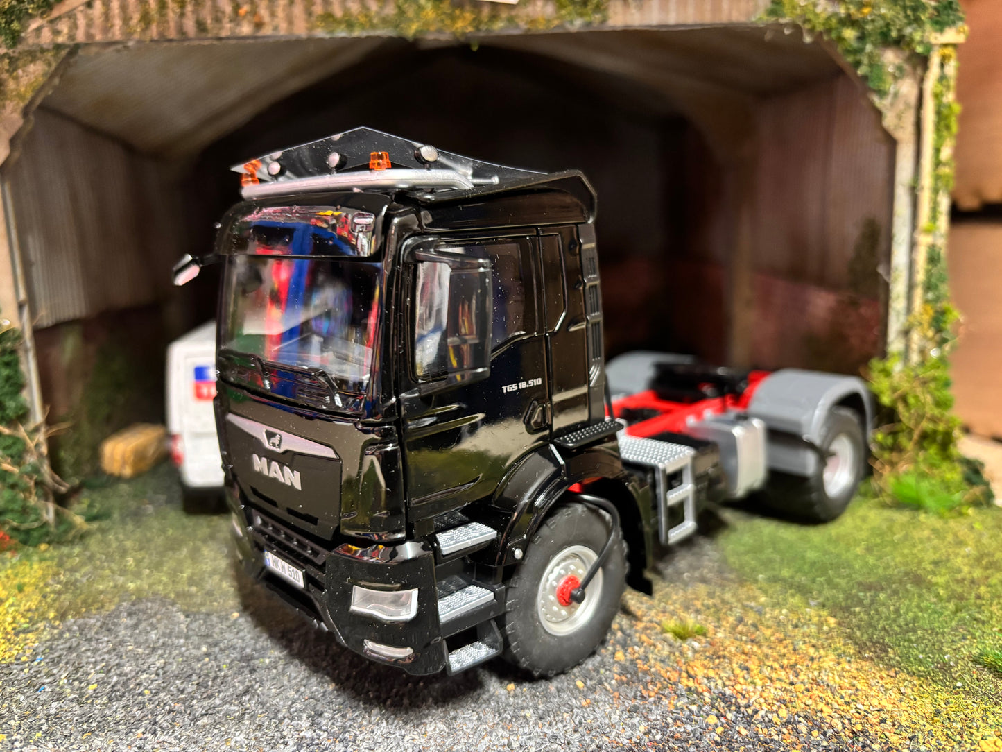 Wiking MAN TGS 18.510 4 x 4 2 axle Truck Lorry BLACK 1:32 scale Boxed