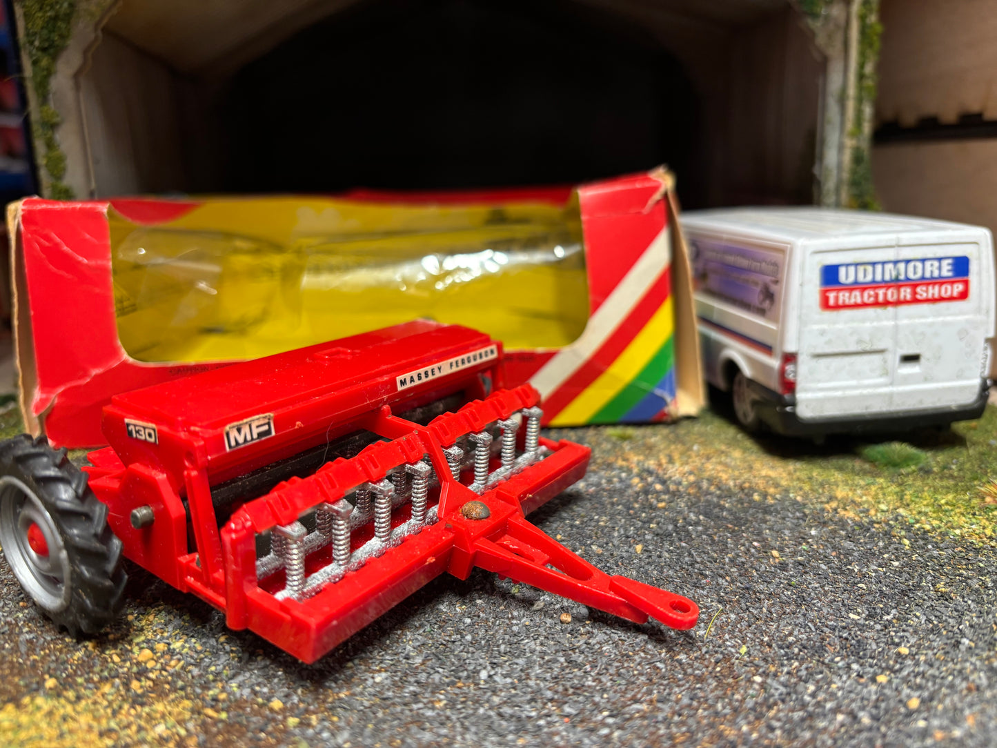 9577 Britains Massey Ferguson 130 Seed Deill 1:32 BOXED obsolete