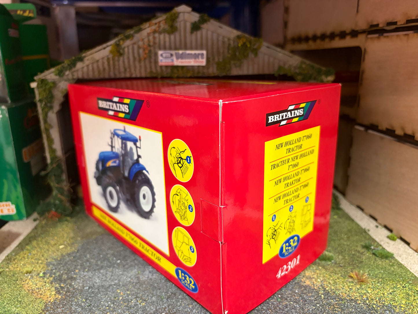 Vintage Britains New Holland T7060 Tractor 42301 Original New Holland Box Obsolete 1:32 Scale