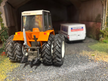 VINTAGE Britains Renault 145-14 rear duals Tractor 1:32 scale obsolete