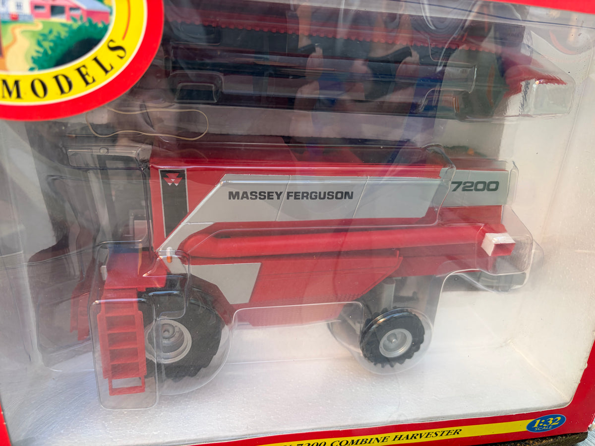 00054 Britains Massey Ferguson 7200 Combine Harvester 1:32 Scale Boxed Obsolete