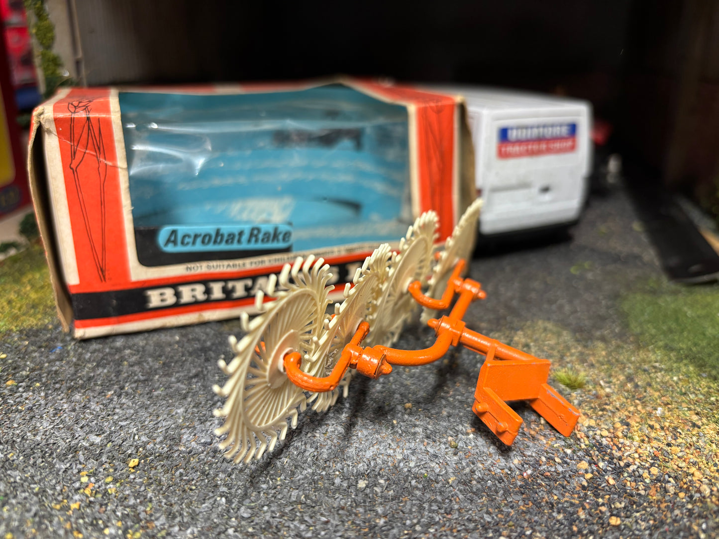 9531 Britains Acrobat Hay Rake 1:32 BOXED obsolete Straw box