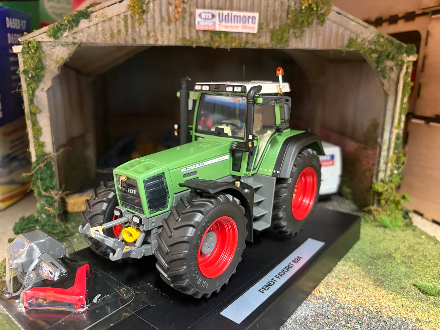 Weise Toys Fendt 824 Tractor NEW boxed in 1:32 scale (1996-2000 model)