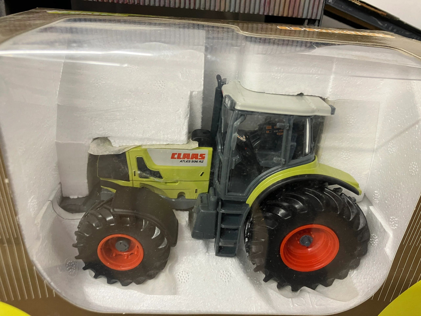 Claas Atles 936 RZ Tractor Original box 1:32 scale Universal Hobbies UH2221 Image 2