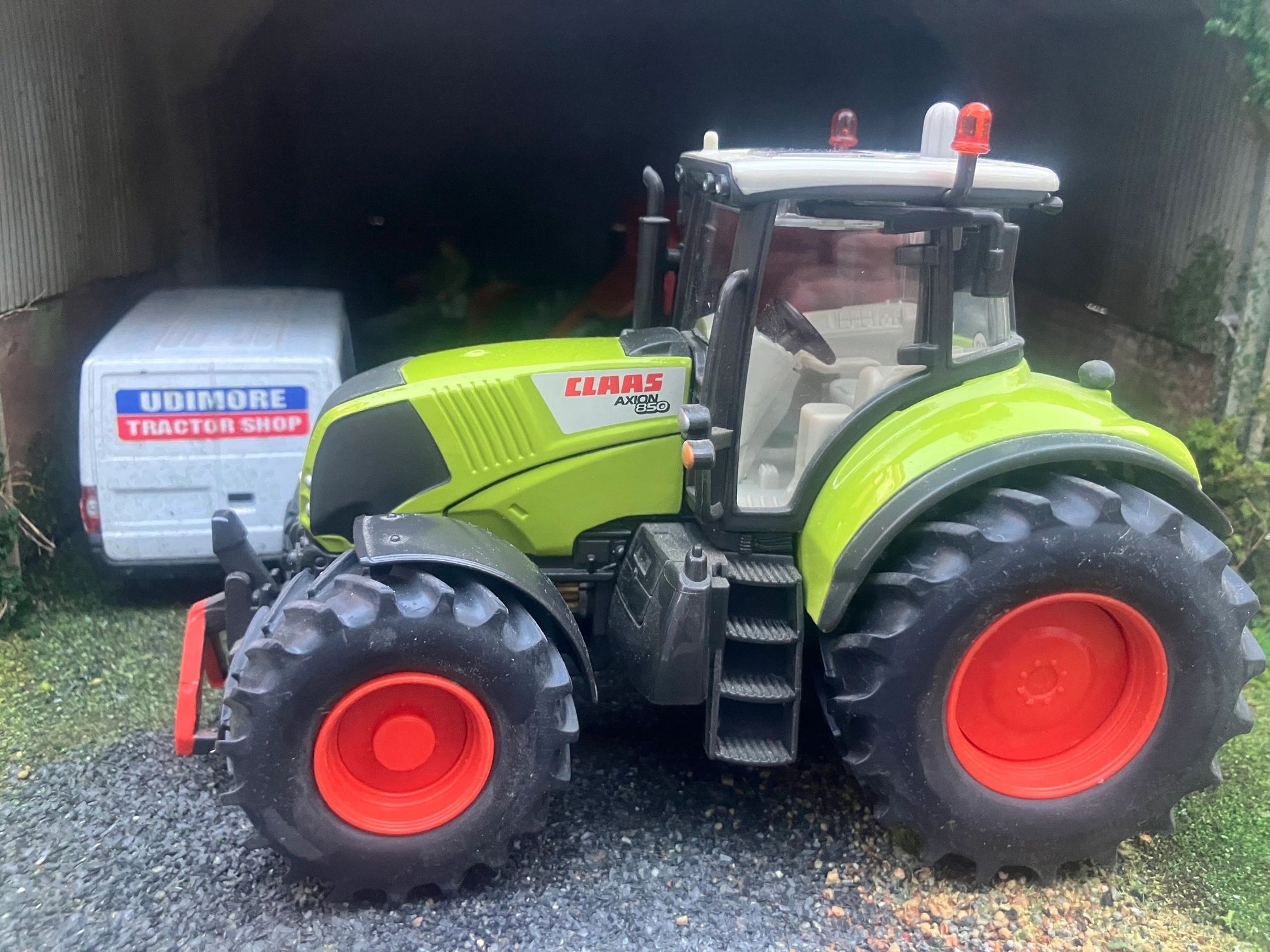 Claas Axion 850 Tractor 1:32 BOXED Siku Image 4
