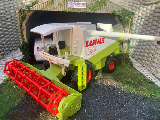 Claas Lexion 480 Combine Harvester 1:32 scale Boxed Universal Hobbies Image