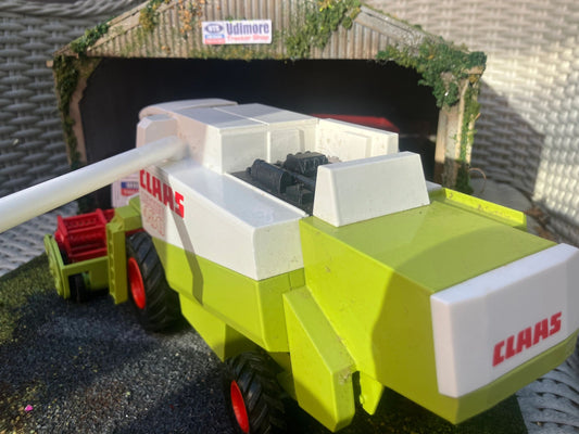 Claas Lexion 480 Combine Harvester 1:32 scale Boxed Universal Hobbies Image 2