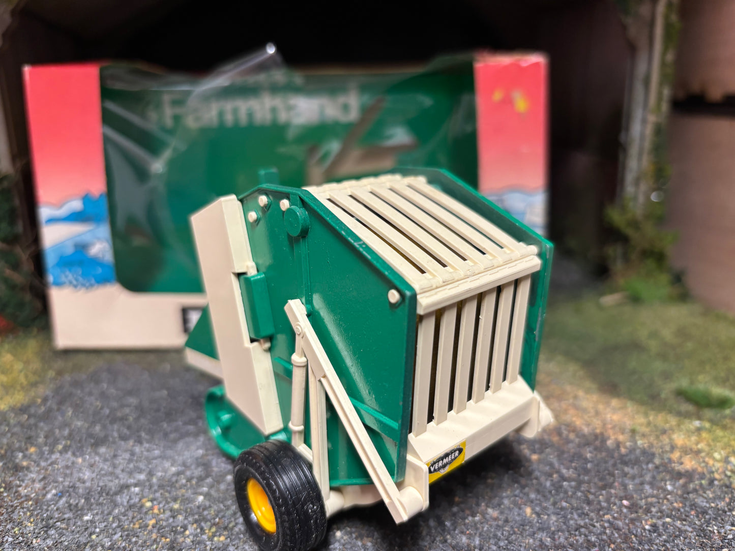 Vintage Britains Farm Hand Round Baler 1:32 scale Obsolete 9532