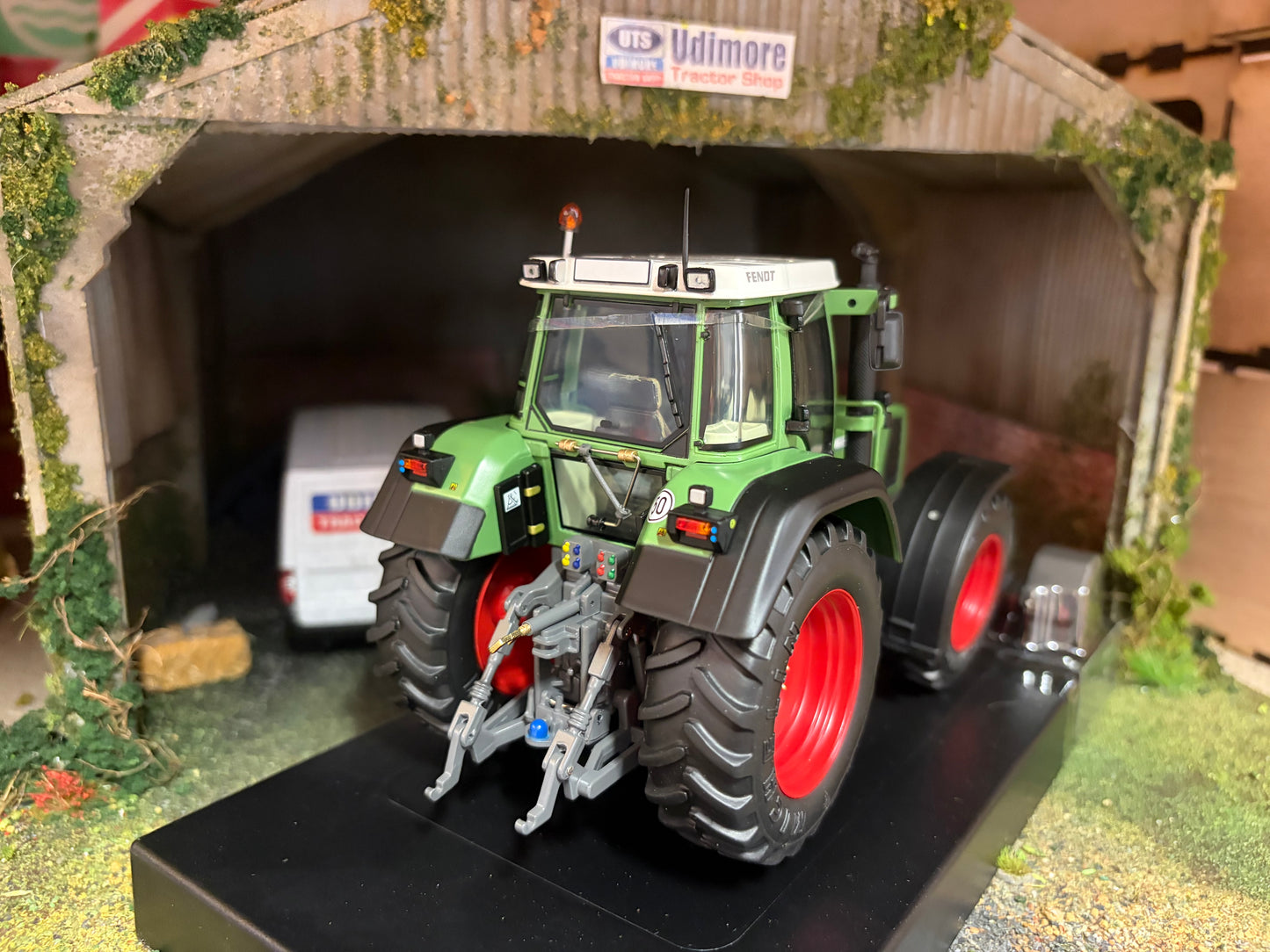 Weise Toys Fendt 824 Tractor NEW boxed in 1:32 scale (1996-2000 model)