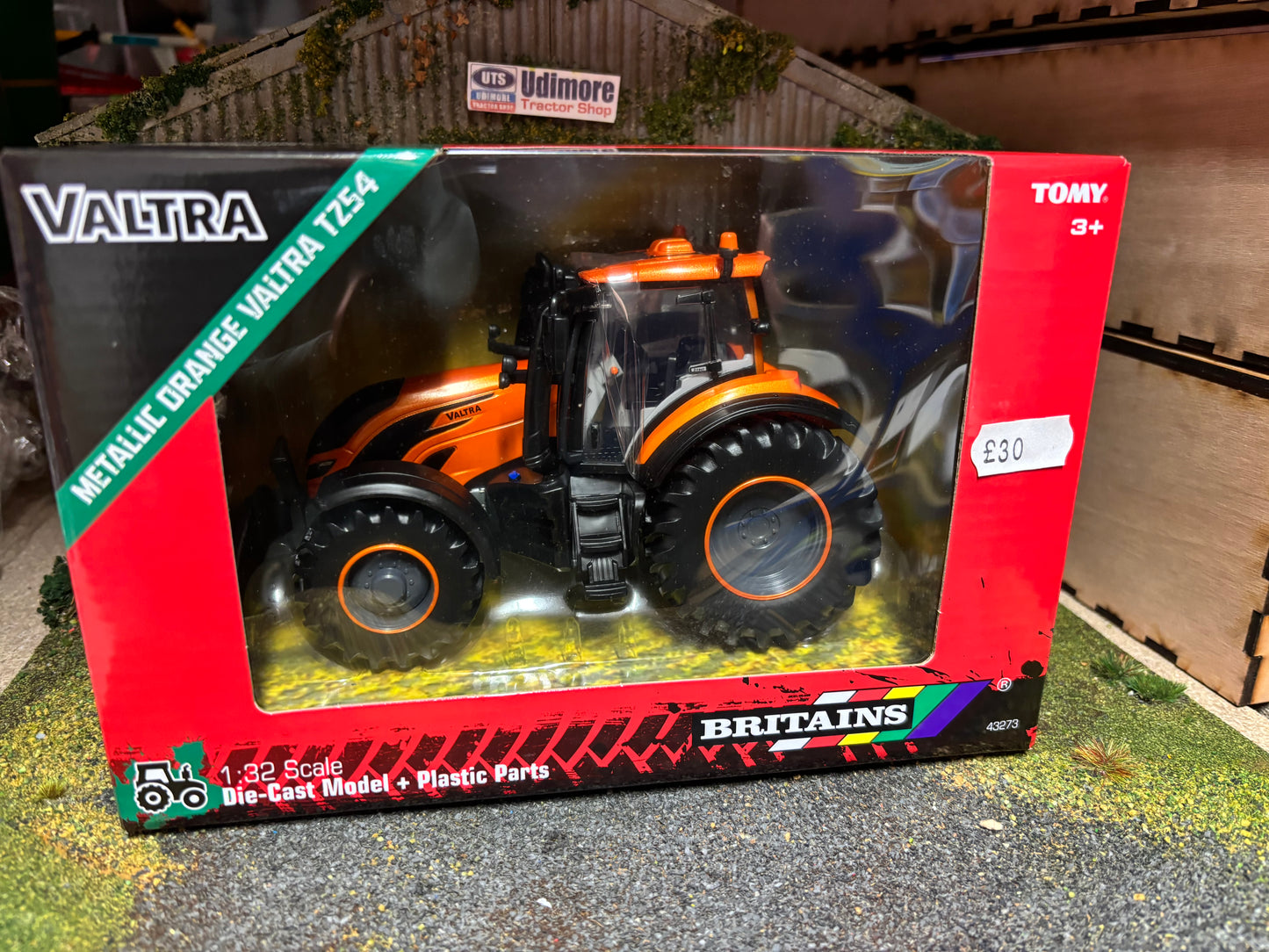 Britains Orange Valtra T254 Tractor 1:32 scale New BOXED 43273