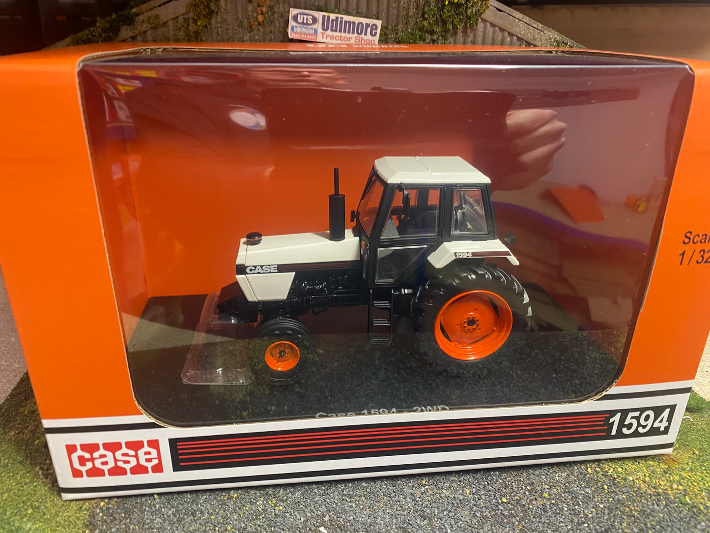 Universal Hobbies CASE International 1594 2wd Tractor BOXED 1:32 scale UH5361