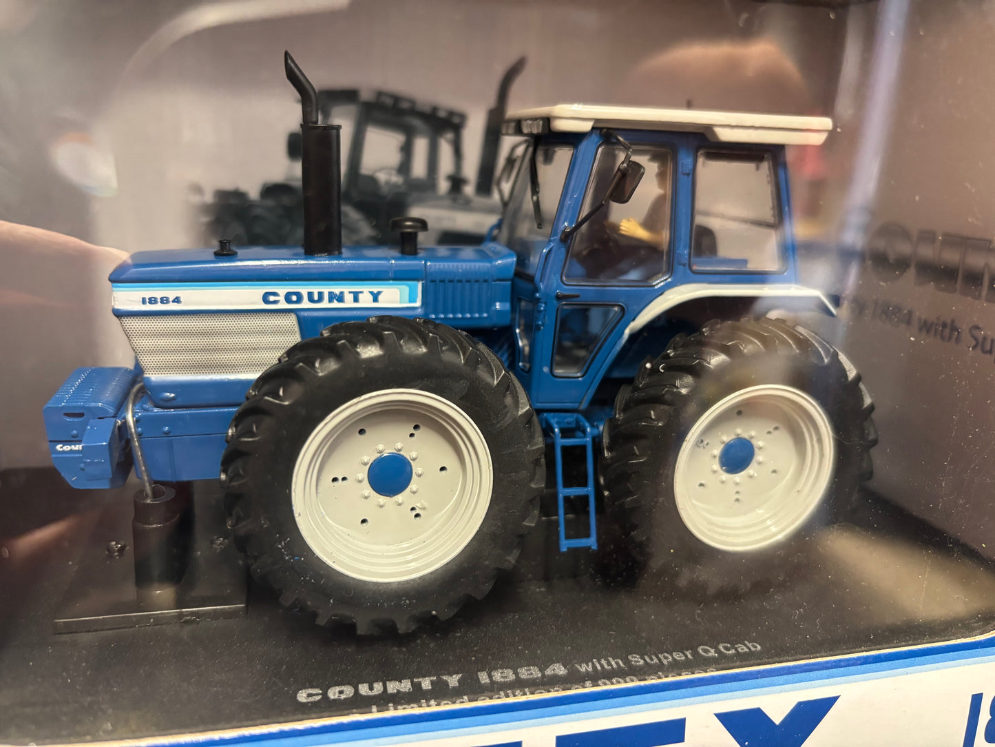 Limited Edition Universal Hobbies County 1884 Super Q Cab tractor BOXED 1.32 scale UH4294