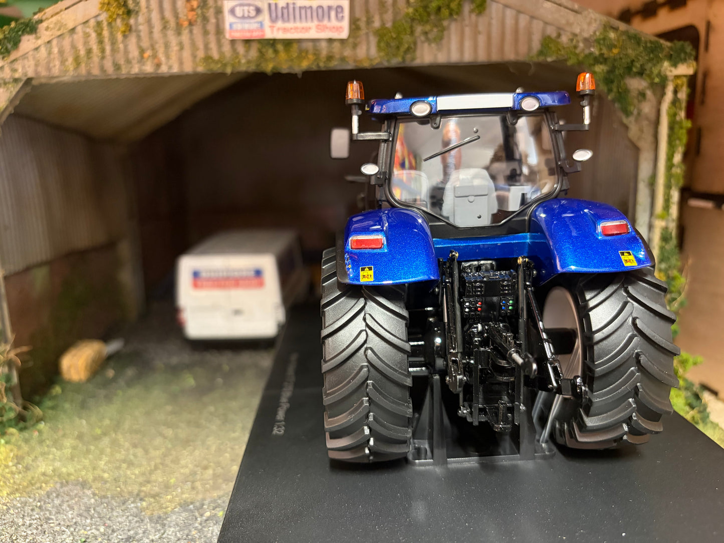 New Holland T7.270 Blue Power Tractor 1:32 scale Boxed ROS