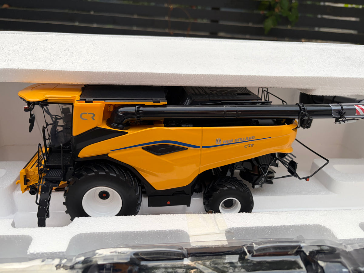 NEW HOLLAND CR11 Combine Harvester 1:32 scale Universal Hobbies UH7237