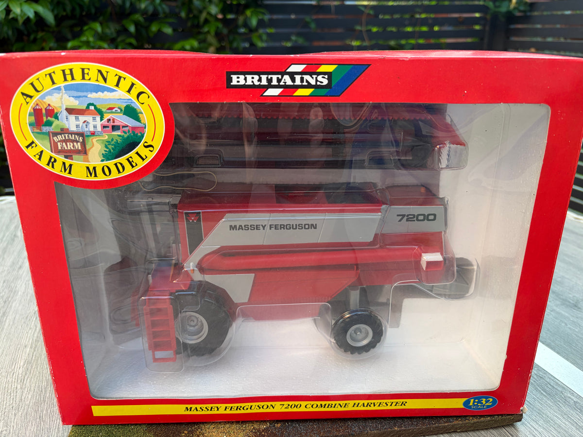 00054 Britains Massey Ferguson 7200 Combine Harvester 1:32 Scale Boxed Obsolete