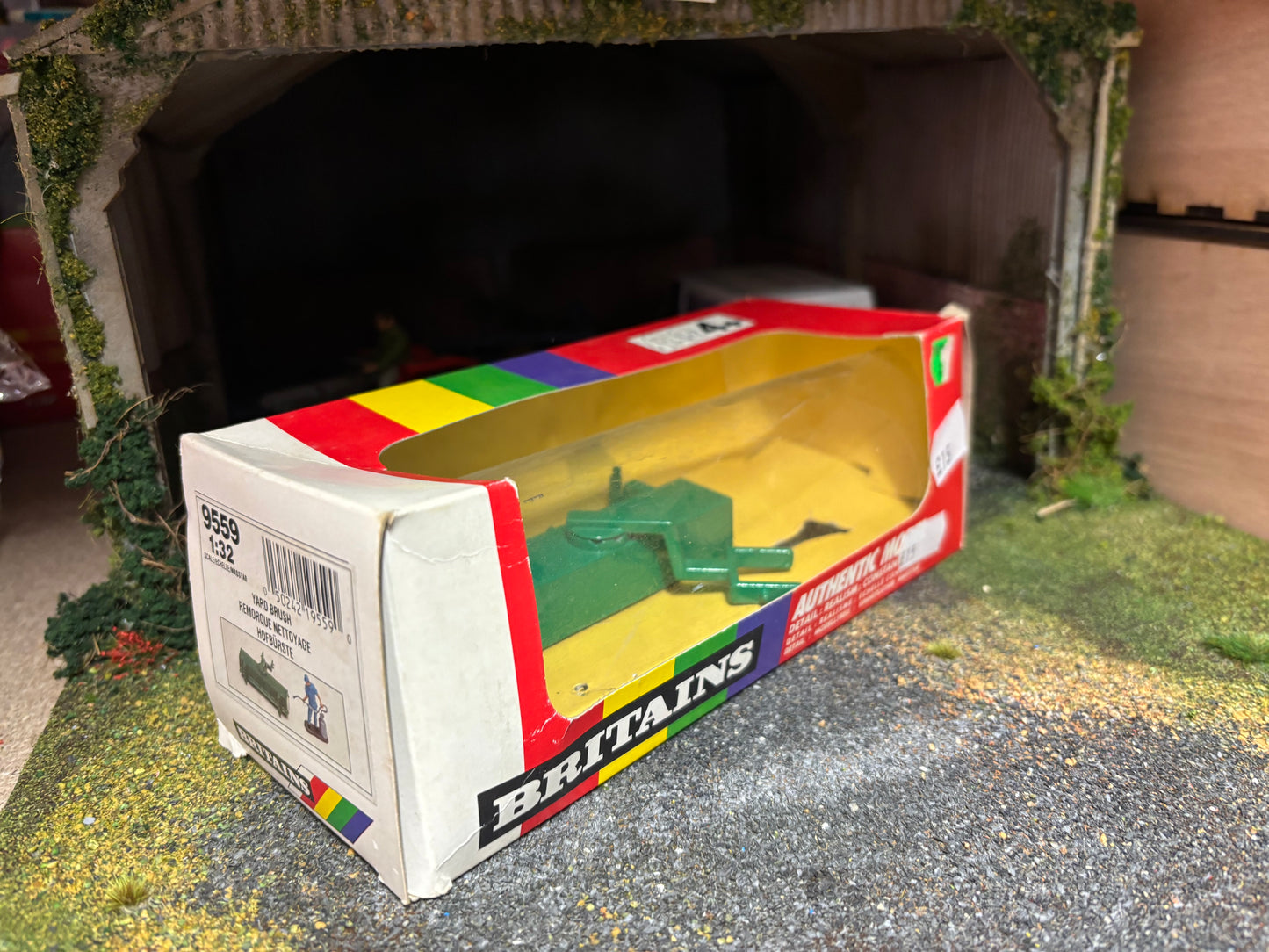 9559 Vintage Britains Yard Brush 1:32 scale boxed obsolete (missing dairyman)