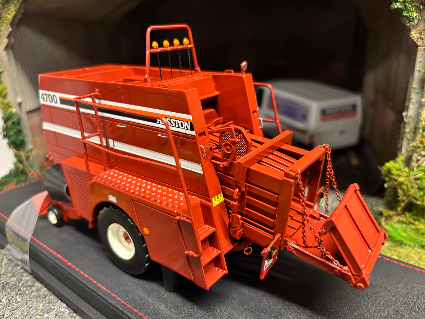 Fiatagri 4700 Heeston Baler Limited Edition 1:32 scale VKA Models