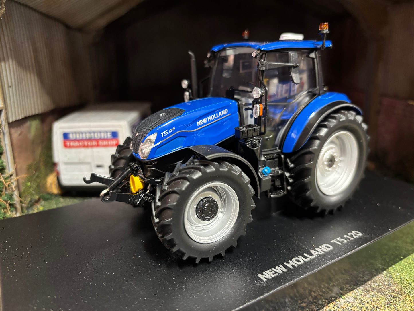 Universal Hobbies New Holland T5.120 dual command Tractor Silver wheels BOXED 1:32 scale UH7202