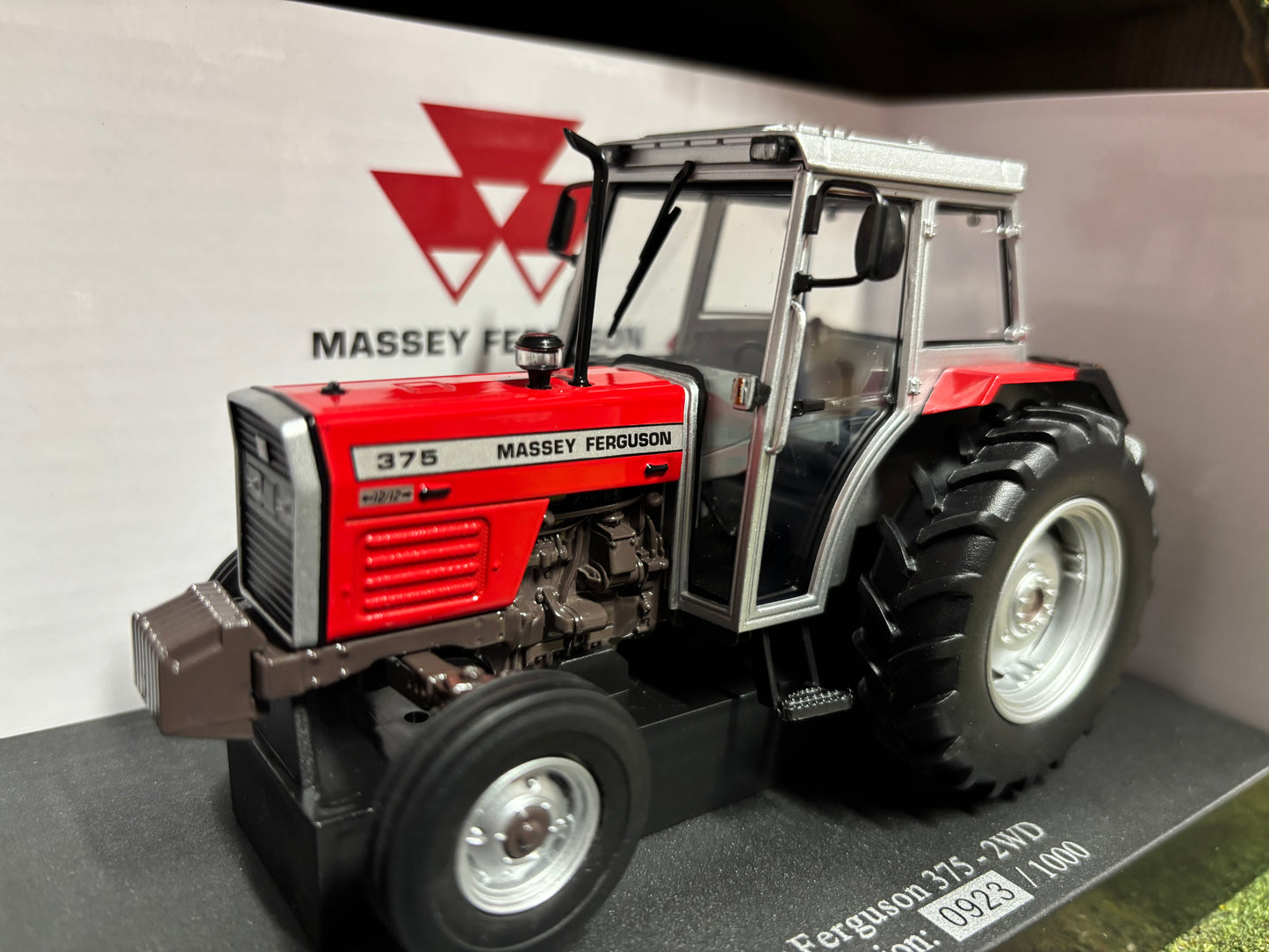 Limited Edition Universal Hobbies Massey Ferguson 375 2wd Tractor BOXED 1:32 scale UH68887