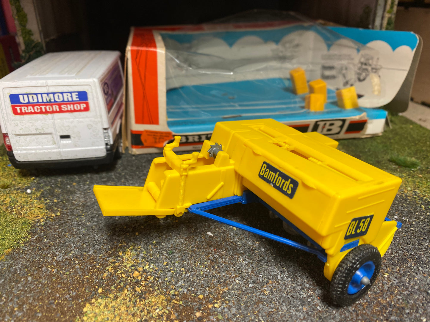 9556 Vintage Britains Bamford New Holland Baler 1:32 scale obsolete