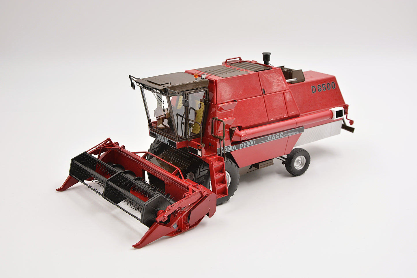 Limited Edition VKA Models CASE International Dania D8500 Combine Harvester BOXED 1:32 Scale – Collection Only