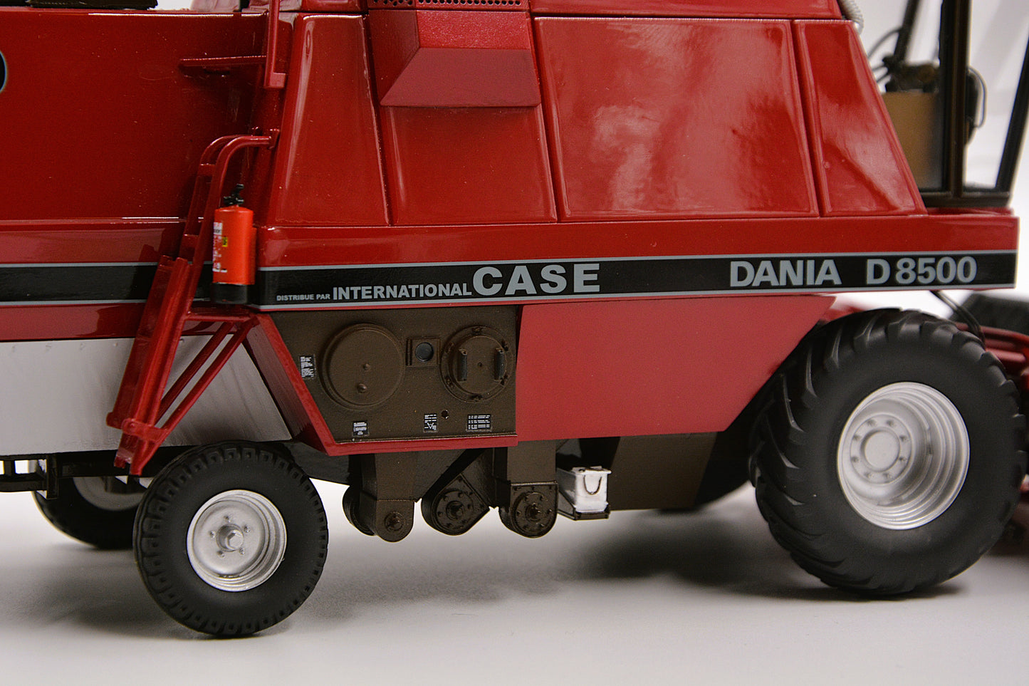 Limited Edition VKA Models CASE International Dania D8500 Combine Harvester BOXED 1:32 Scale – Collection Only
